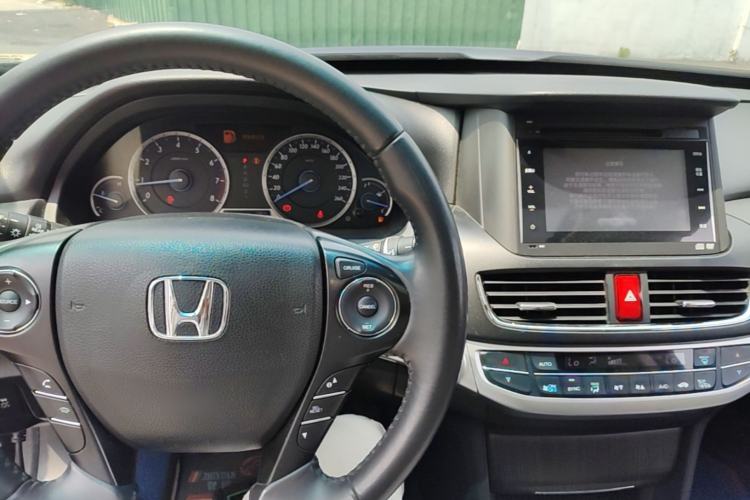 Used Honda Crosstour 2014 2.4L Luxury Edition Center Console