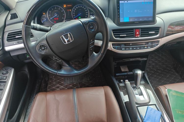 Used Honda Crosstour 2014 3.0L AWD Prestige Edition Center Console