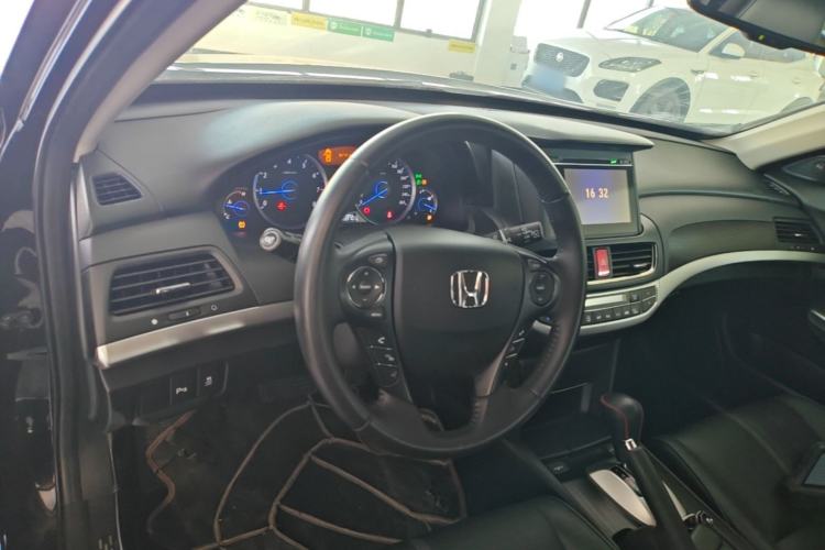 Used Honda Crosstour 2014 2.4L Luxury Edition Center Console