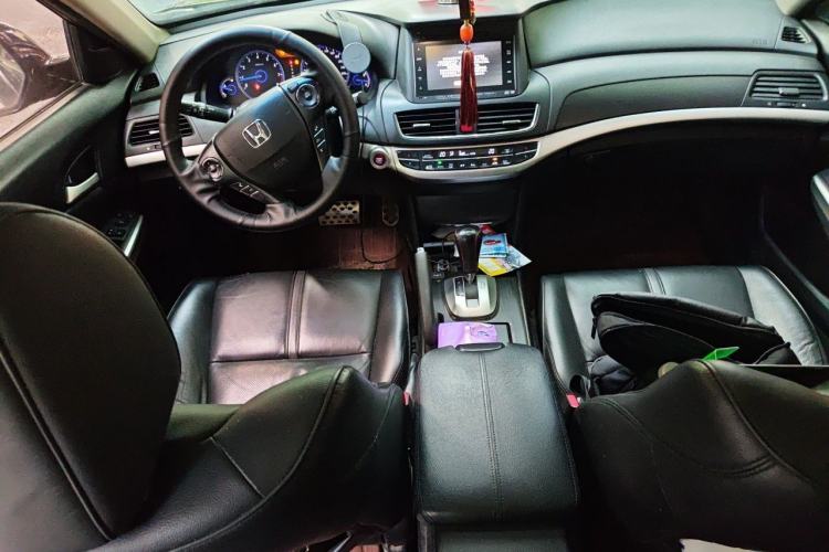 Used Honda Crosstour 2014 2.4L Luxury Navigation Edition Center Console
