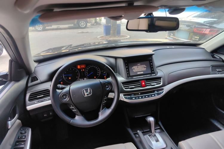 Used Honda Crosstour 2014 2.4L Luxury Navigation Edition Center Console