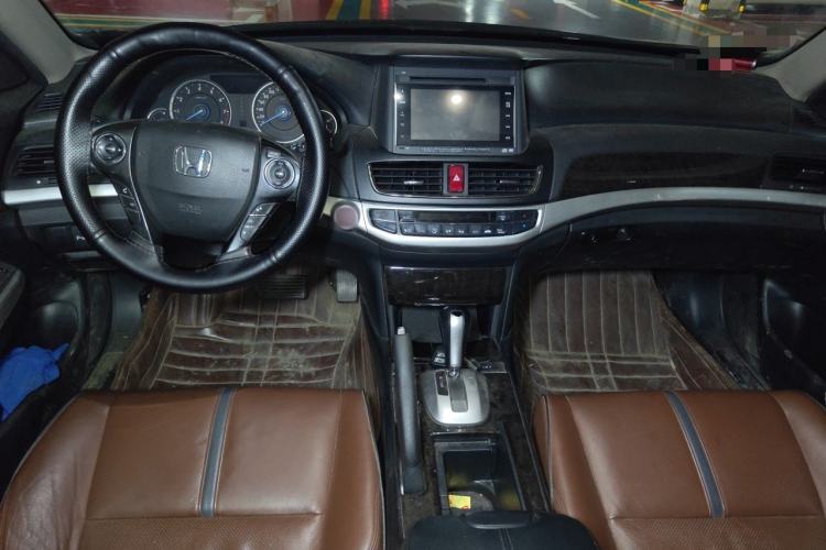 Used Honda Crosstour 2014 3.0L AWD Prestige Navigation Edition Center Console