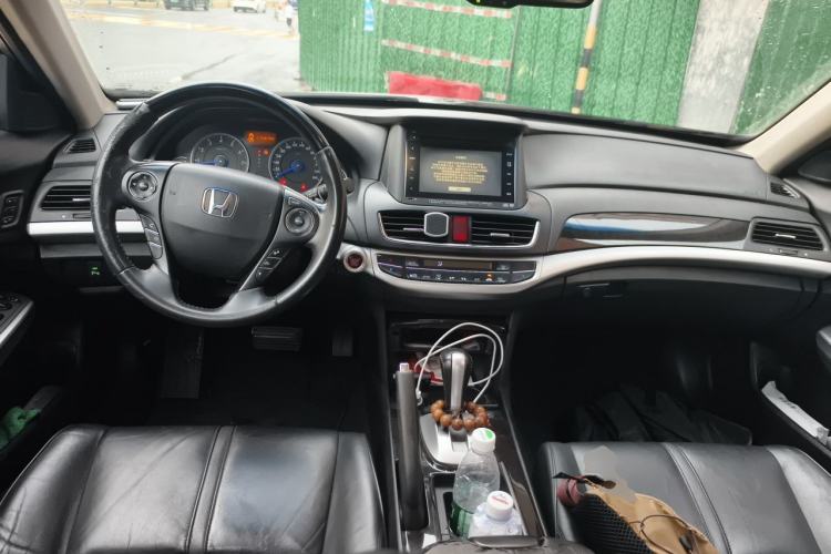 Used Honda Crosstour 2014 3.0L AWD Prestige Navigation Edition Center Console