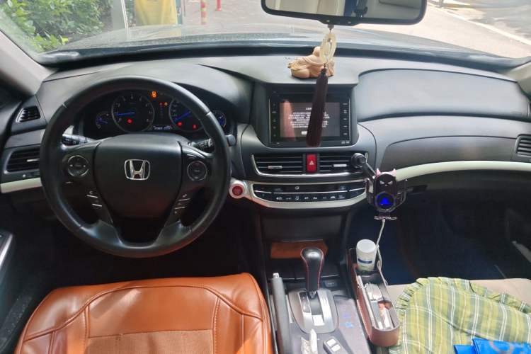 Used Honda Crosstour 2014 2.4L Luxury Edition Center Console