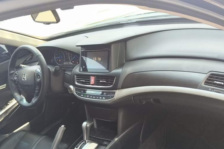 Used Honda Crosstour 2014 2.4L Luxury Edition Center Console