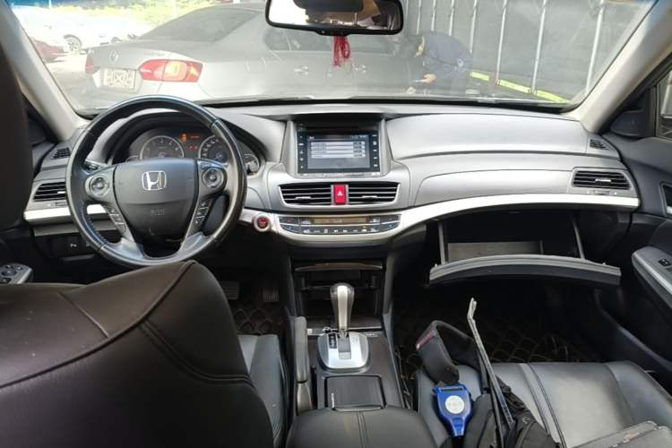Used Honda Crosstour 2014 2.4L Luxury Navigation Edition Center Console
