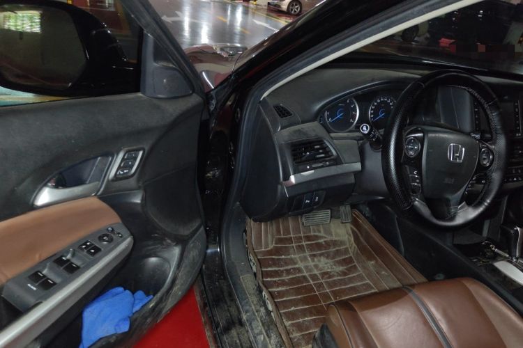 Used Honda Crosstour 2014 3.0L AWD Prestige Navigation Edition Driver Seat