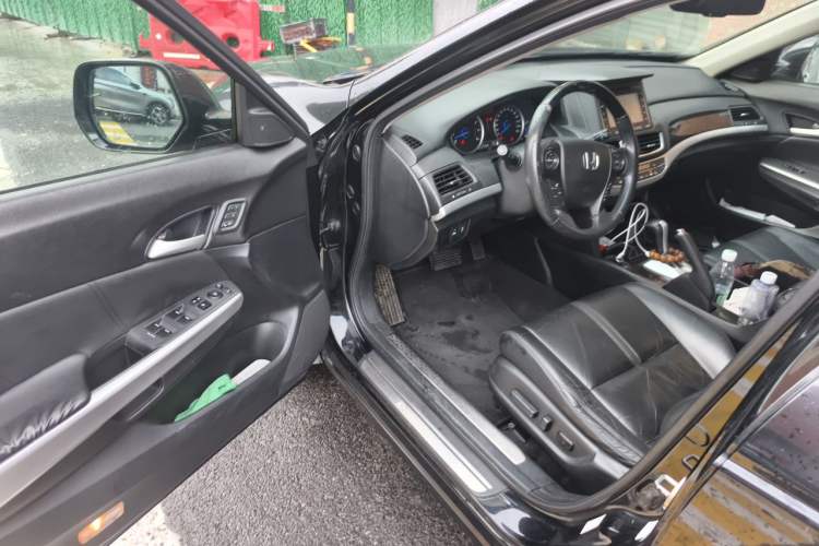 Used Honda Crosstour 2014 3.0L AWD Prestige Navigation Edition Driver Seat