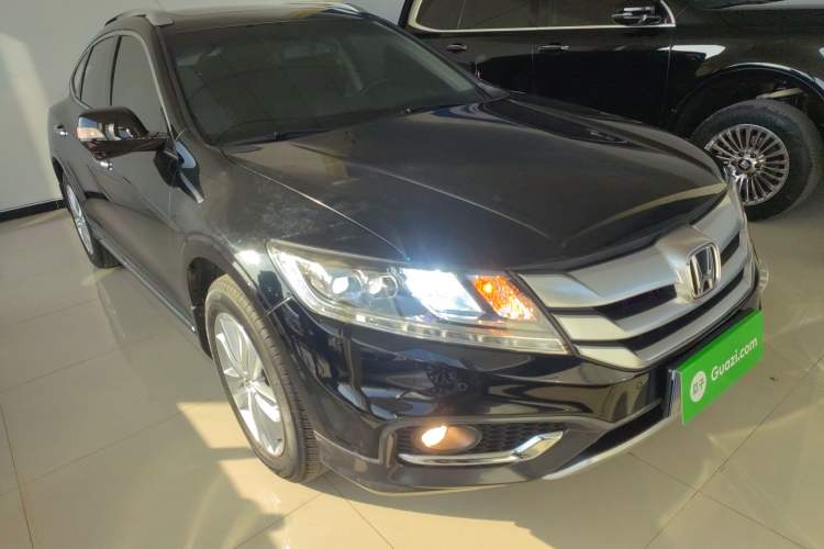 Used Honda Crosstour 2014 2.4L Luxury Edition Front Right 45 Deg