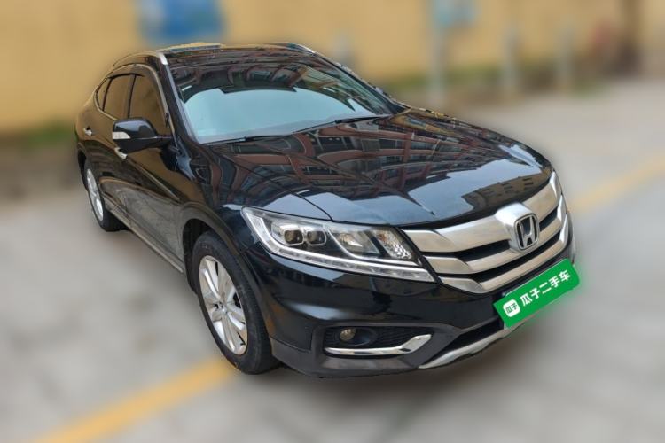 Used Honda Crosstour 2014 2.4L Luxury Edition Front Right 45 Deg
