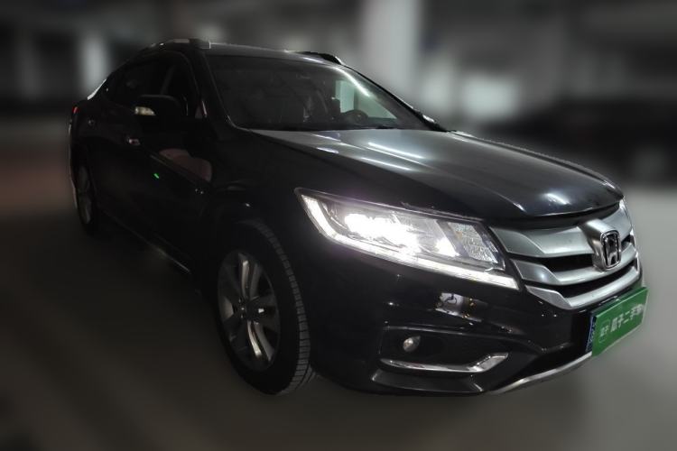 Used Honda Crosstour 2014 2.4L Luxury Edition Front Right 45 Deg