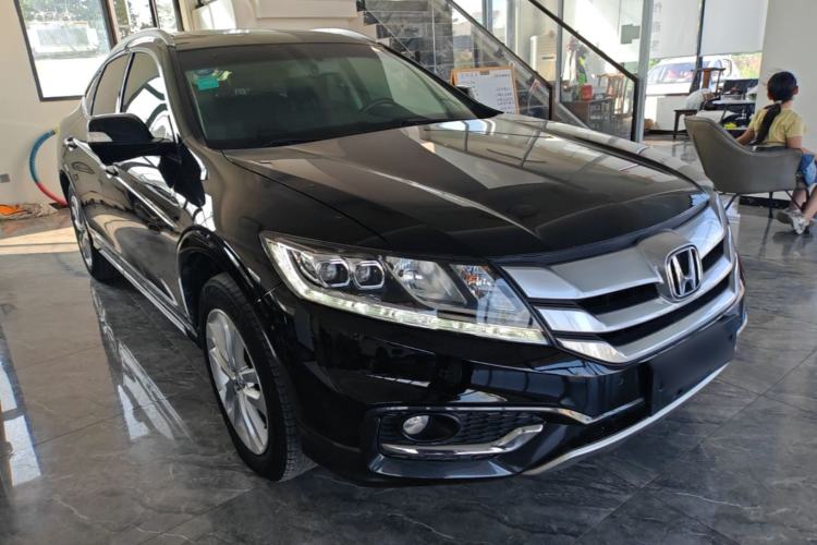 Used Honda Crosstour 2014 2.4L Luxury Edition Front Right 45 Deg