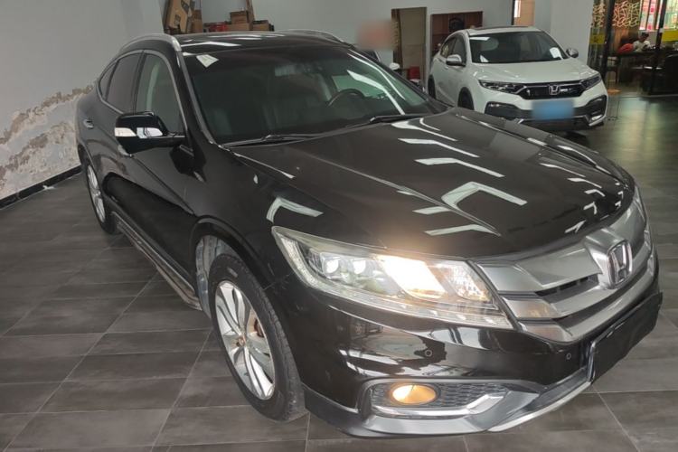 Used Honda Crosstour 2014 2.4L Luxury Edition Front Right 45 Deg