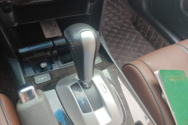 Used Honda Crosstour 2014 3.0L AWD Prestige Edition Gear Lever