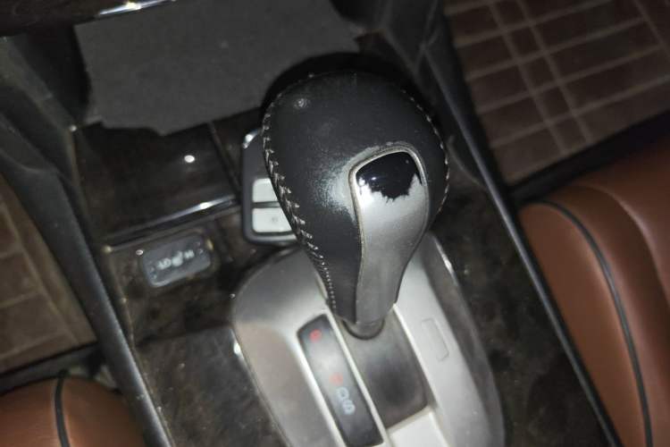 Used Honda Crosstour 2014 3.0L AWD Prestige Navigation Edition Gear Lever