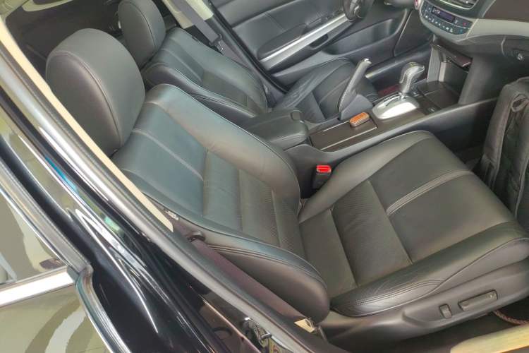 Used Honda Crosstour 2014 2.4L Luxury Edition Right Front Seat