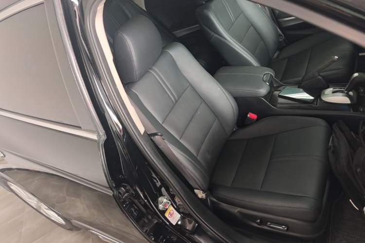 Used Honda Crosstour 2014 2.4L Luxury Edition Right Front Seat