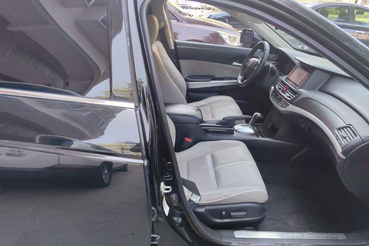 Used Honda Crosstour 2014 2.4L Luxury Navigation Edition Right Front Seat