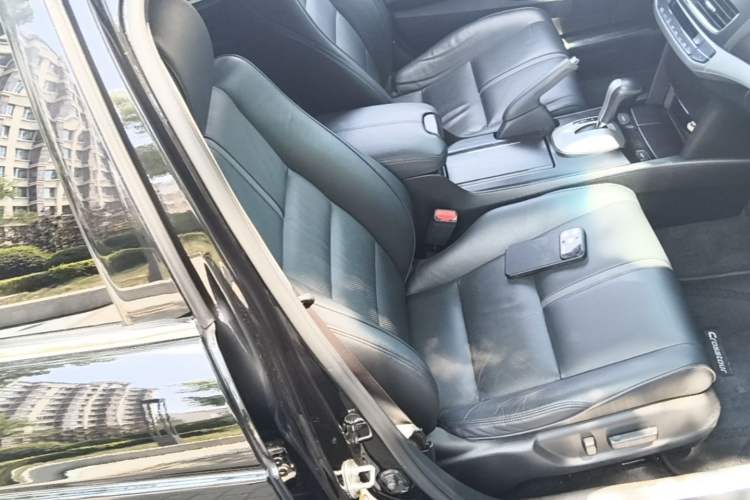 Used Honda Crosstour 2014 2.4L Luxury Edition Right Front Seat