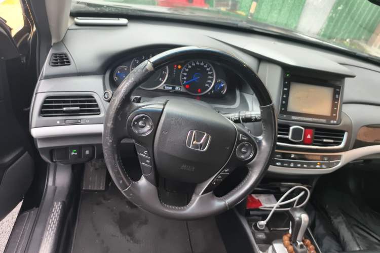 Used Honda Crosstour 2014 3.0L AWD Prestige Navigation Edition Steering Wheel