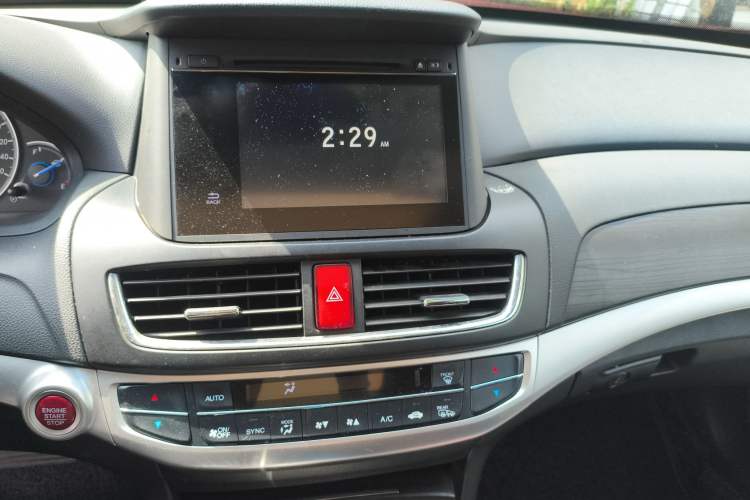 Used Honda Crosstour 2014 2.4L Luxury Edition Audio And AC Panel