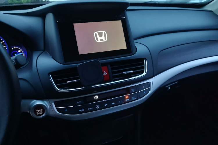 Used Honda Crosstour 2014 2.4L Luxury Edition Audio And AC Panel