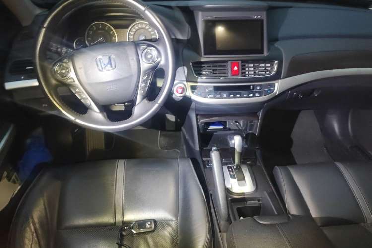 Used Honda Crosstour 2014 2.4L Luxury Edition Center Console