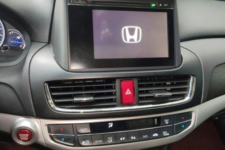 Used Honda Crosstour 2014 2.4L Luxury Edition Audio And AC Panel