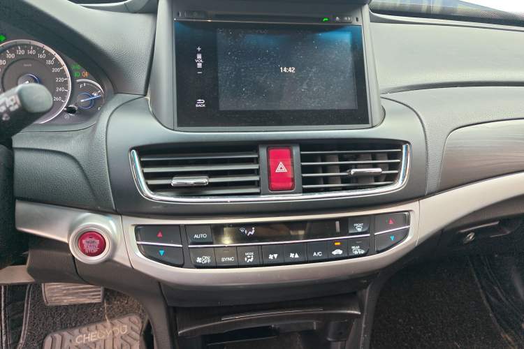 Used Honda Crosstour 2014 2.4L Luxury Edition Audio And AC Panel