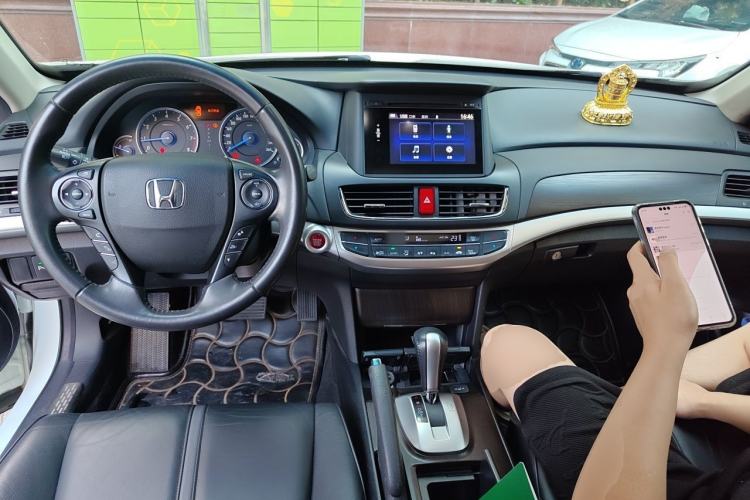 Used Honda Crosstour 2014 2.4L Luxury Edition Center Console