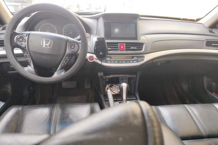 Used Honda Crosstour 2014 2.4L Luxury Edition Center Console