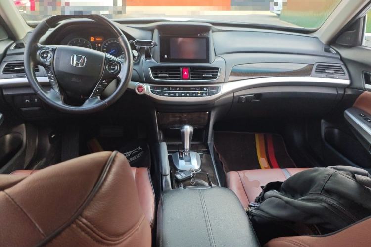Used Honda Crosstour 2014 3.0L AWD Prestige Edition Center Console