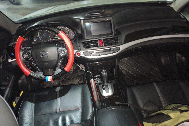 Used Honda Crosstour 2014 3.0L AWD Prestige Edition Center Console