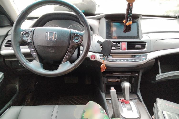 Used Honda Crosstour 2014 2.4L Luxury Edition Center Console