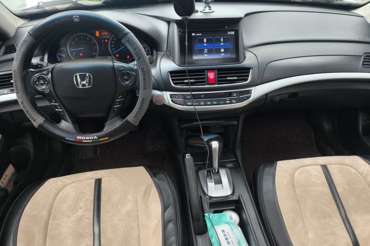 Used Honda Crosstour 2014 2.4L Luxury Edition Center Console