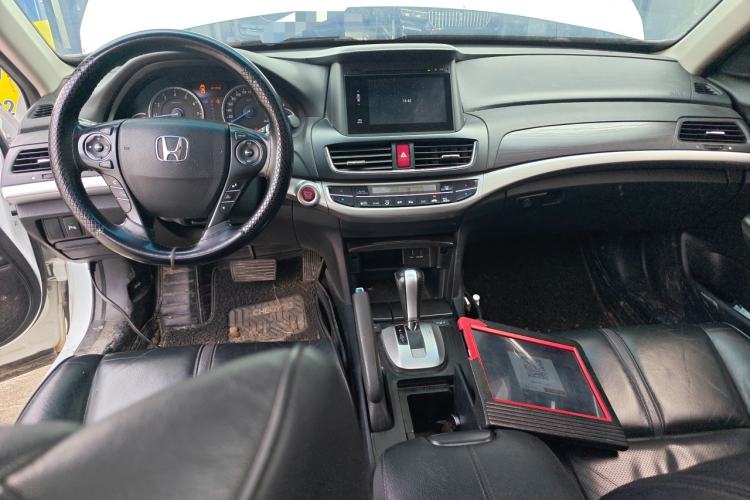 Used Honda Crosstour 2014 2.4L Luxury Edition Center Console