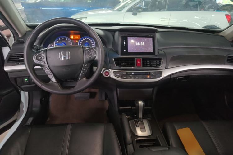 Used Honda Crosstour 2014 2.4L Luxury Edition Center Console
