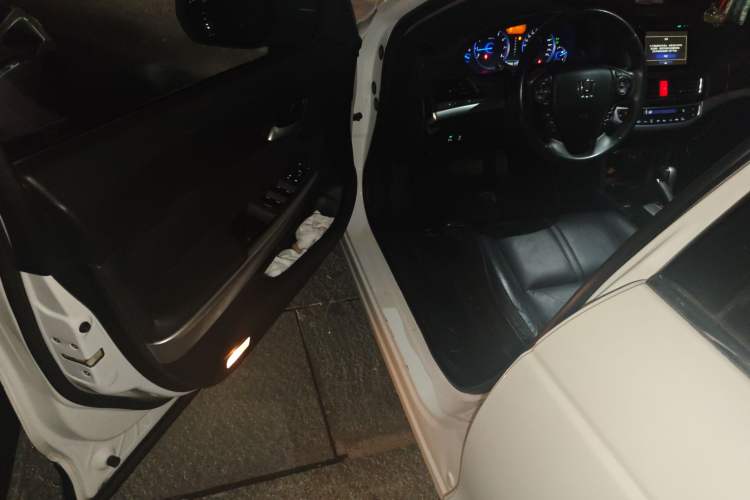 Used Honda Crosstour 2014 2.4L Luxury Navigation Edition Driver Seat