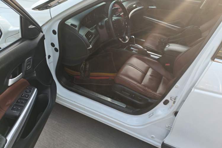 Used Honda Crosstour 2014 3.0L AWD Prestige Edition Driver Seat