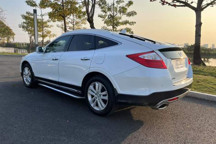 Used Honda Crosstour 2014 2.4L Luxury Edition Exterior 2