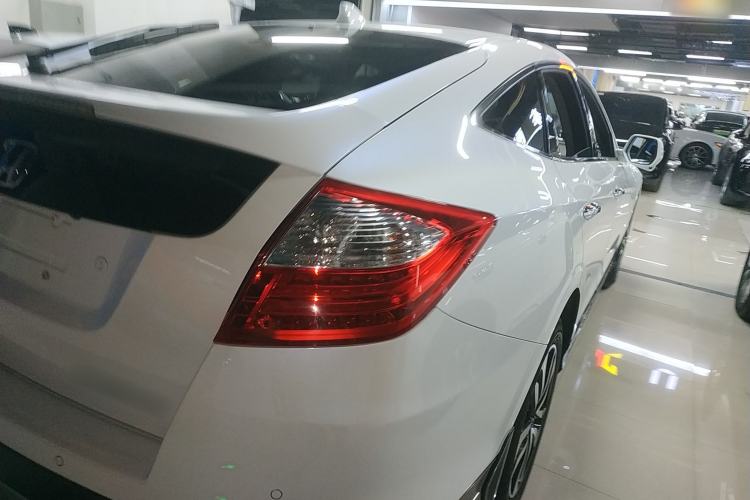 Used Honda Crosstour 2014 2.4L Luxury Edition Exterior 4