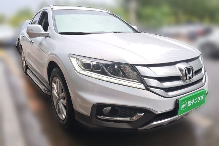 Used Honda Crosstour 2014 2.4L Luxury Edition Front Right 45 Deg