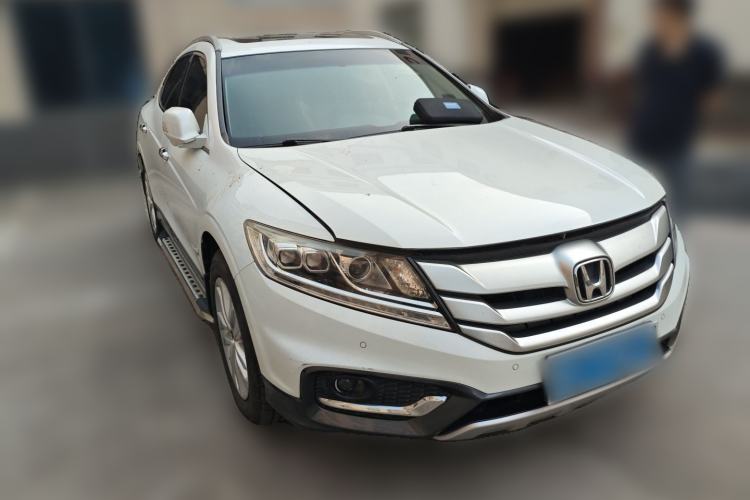 Used Honda Crosstour 2014 2.4L Luxury Edition Front Right 45 Deg