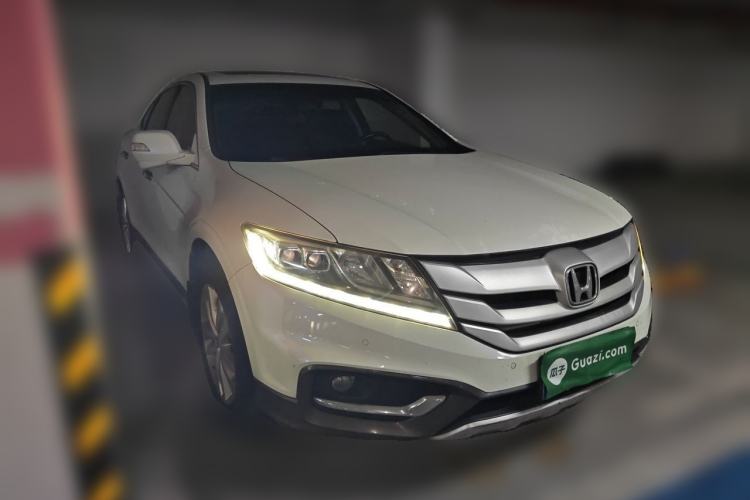Used Honda Crosstour 2014 2.4L Luxury Edition Front Right 45 Deg