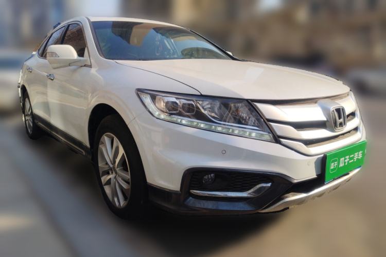 Used Honda Crosstour 2014 2.4L Luxury Edition Front Right 45 Deg