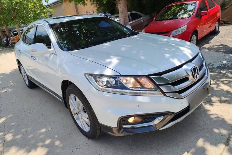 Used Honda Crosstour 2014 2.4L Luxury Edition Front Right 45 Deg