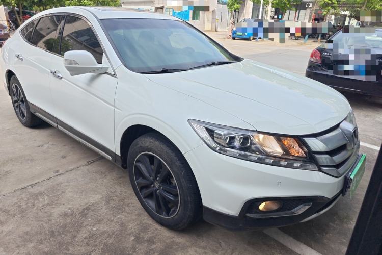 Used Honda Crosstour 2014 2.4L Luxury Edition Front Right 45 Deg