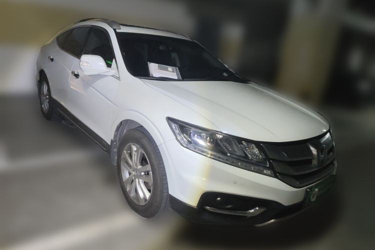 Used Honda Crosstour 2014 2.4L Luxury Edition Front Right 45 Deg