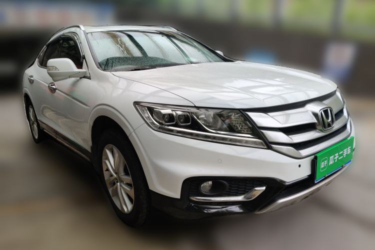 Used Honda Crosstour 2014 2.4L Luxury Edition Front Right 45 Deg