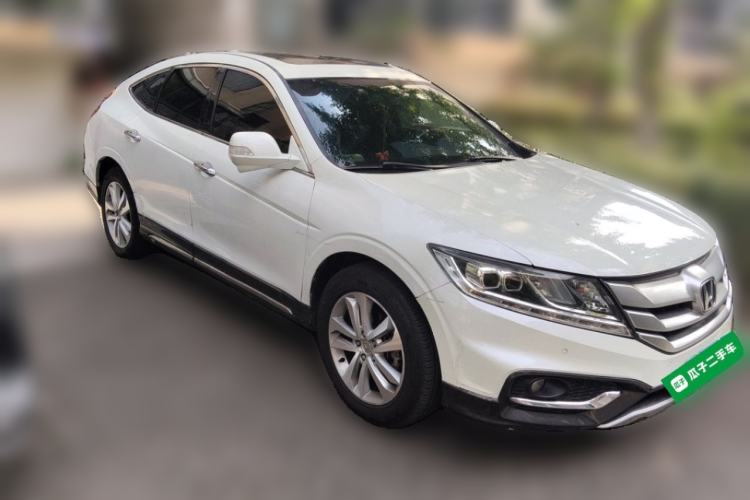 Used Honda Crosstour 2014 2.4L Luxury Edition Front Right 45 Deg